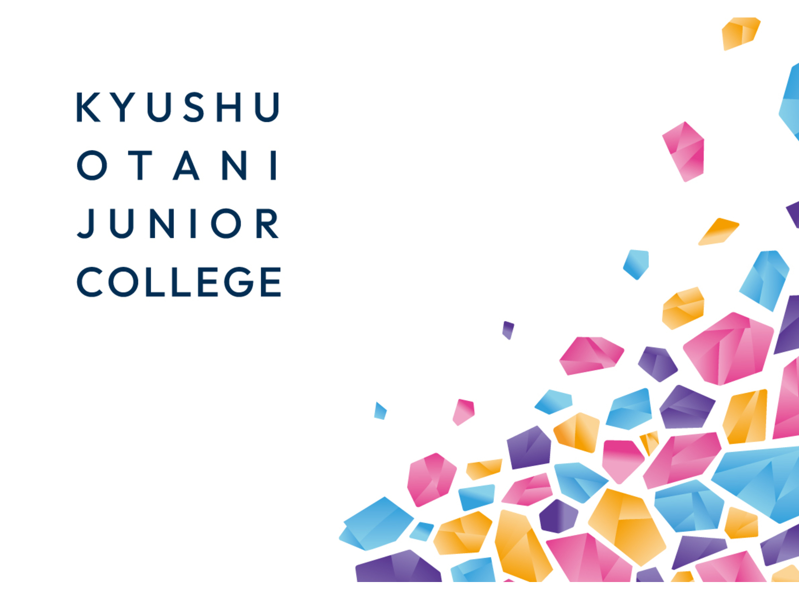 白地に紺色の「KYUSHU OTANI JUNIOR COLLEGE」の文字と、右下に散らばるピンク・水色・黄・紫の多角形